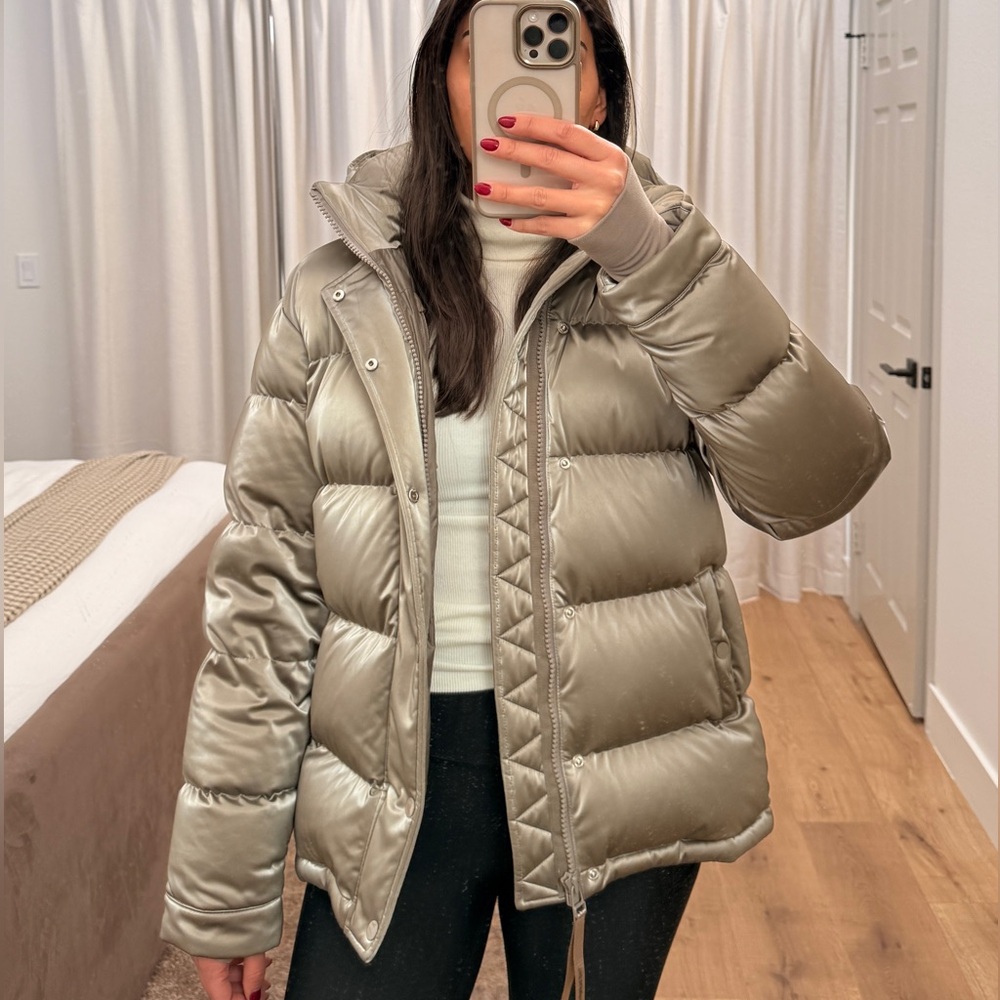 Aritzia The Super Puff Liquid Shine - Picture 5 of 14